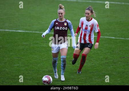 SUNDERLAND, GBR. 5 DICEMBRE Alisha Lehmann di Aston Villa e Louise Griffiths di Sunderland in azione durante la partita Continental Cup tra Sunderland e Aston Villa a Eppleton CW, Hetton domenica 5 dicembre 2021. (Credit: Will Matthews | MI News) Credit: MI News & Sport /Alamy Live News Foto Stock