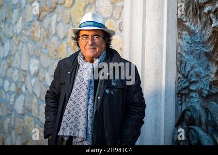 Rieti, Rieti, Italia. 4 dicembre 2021. TGreccio, 4 dicembre 2021 al Bano Carrisi a Greccio, parla di San Francesco. Nell'evento del Santuario di Greccio per l'ultimo incontro per il centenario della rivista San Francesco.Â oltre al vescovo di Rieti, Domenico Pompili, il dialogo sul tema della 'rinascita' ha visto la partecipazione del custode del Santuario del primo presepe, Padre Carlo Serri, Il sindaco della città, Emiliano Fabi e cantautore al Bano, pugliese, volto della televisione e della musica nazionale ed internazionale. L'evento sarà ospitato dal direttore del P. Foto Stock