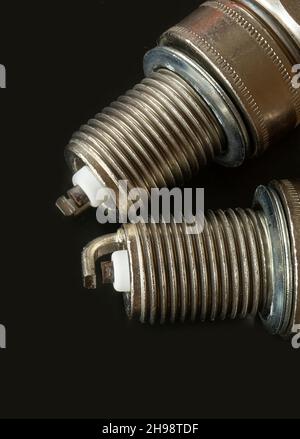 La candela d'accensione su fondo scuro. Dispositivo elettrico per auto,spazio per il design Foto Stock