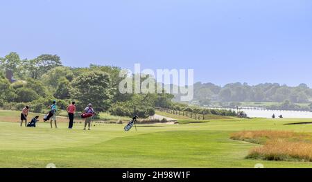 Giovani uomini che giocano oro al Maidstone Club, East Hampton, NY Foto Stock