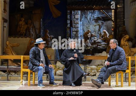 Rieti, Rieti, Italia. 4 Dic 2021. Greccio, 4 dicembre 2021 al Bano Carrisi a Greccio, parla di San Francesco. Nell'evento del Santuario di Greccio per l'ultimo incontro per il centenario della rivista San Francesco.Â oltre al vescovo di Rieti, Domenico Pompili, il dialogo sul tema della 'rinascita' ha visto la partecipazione del custode del Santuario del primo presepe, Padre Carlo Serri, Il sindaco della città, Emiliano Fabi e cantautore al Bano, pugliese, volto della televisione e della musica nazionale ed internazionale. L'evento sarà ospitato dal direttore della fra Foto Stock