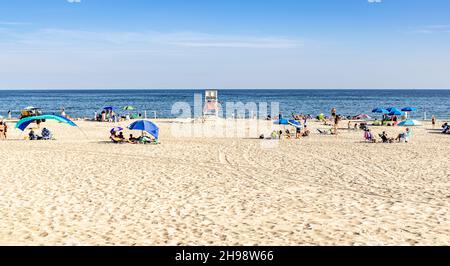 Chi è in viaggio per la spiaggia a Coopers Beach a Southampton, NY Foto Stock