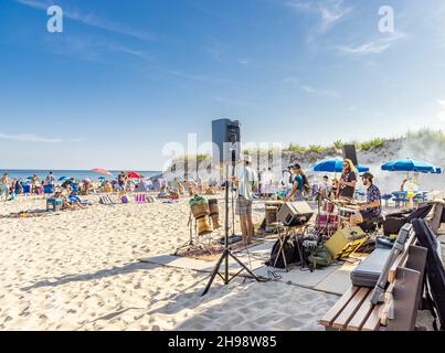 Una band dal vivo che suona a un gruppo di amanti della spiaggia a Coopers Beach, Southampton, NY Foto Stock