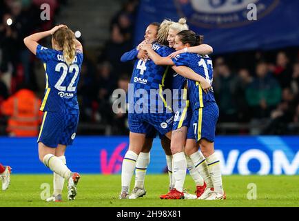 I giocatori di Chelsea festeggiano dopo la finale della Coppa delle Donne di Vitality al Wembley Stadium di Londra. Data foto: Domenica 5 dicembre 2021. Foto Stock