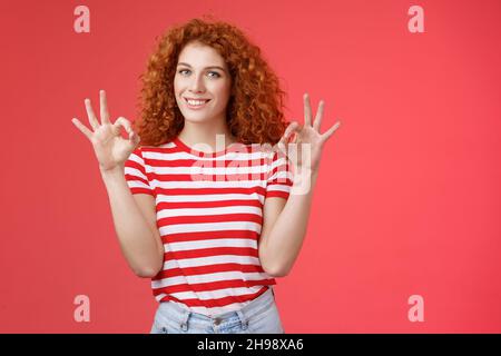 Fine relax tutto perfetto. Soddisfatto buon aspetto redhead allegro ragazza sassy curiosamente haristyle mostra OK confermare gesto sorridente approvazione Foto Stock