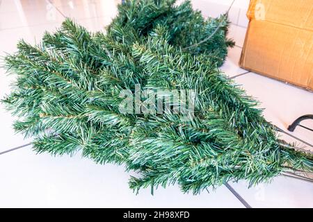 Albero di Natale fatto di plastica fuori della scatola di cartone per la messa a punto Foto Stock