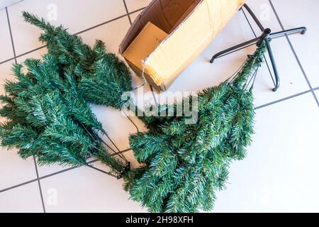 Albero di Natale fatto di plastica fuori della scatola di cartone per la messa a punto Foto Stock