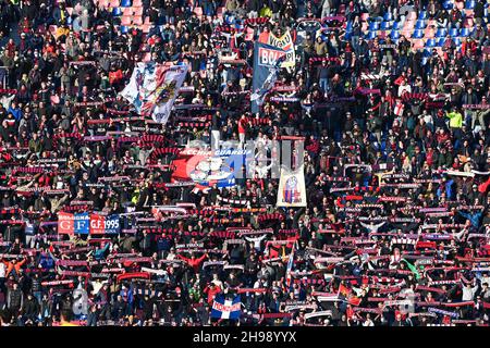 Tifosi del Bologna FC contro ACF Fiorentina, la serie italiana di calcio A a Bologna, Italia, dicembre 05 2021 Foto Stock