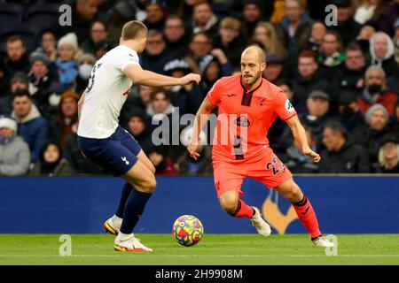 5 dicembre 2021; Tottenham Hotspur Stadium. Tottenham, Londra, Inghilterra; Premier League football, Tottenham Versus Norwich: Teemu Pukki di Norwich City prende Eric Dier di Tottenham Hotspur Foto Stock