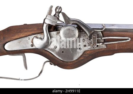 Primo piano dettaglio vista del flintlock del 17 ° secolo antico muschio flintlock isolato su sfondo bianco. Foto Stock