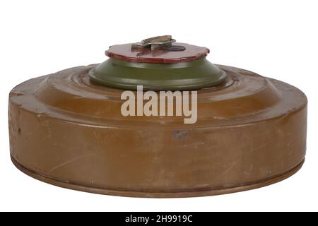 TM-62 miniera sovietica anticarro isolato su sfondo bianco Foto Stock