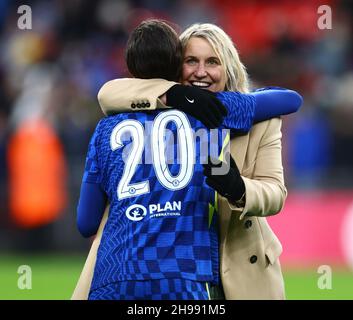 Londra, Inghilterra, 5 dicembre 2021. Emma Hayes manager di Chelsea festeggia con Sam Kerr di Chelsea durante la partita della Femminile's fa Cup al Wembley Stadium di Londra. Il credito d'immagine dovrebbe essere: David Klein / Sportimage Foto Stock