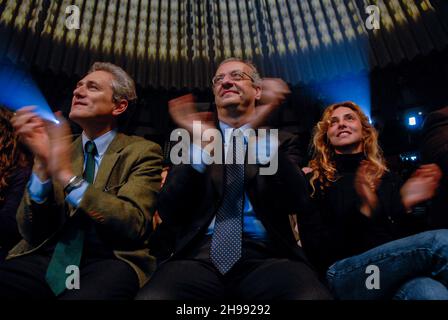 Roma, Italia 24/02/2008: Iniziativa 'Viva Roma' del Partito democratico al Palattomatica per le elezioni politiche, nella foto Walter Veltroni, Francesco Rutelli e Marianna Madia. © Andrea Sabbadini Foto Stock