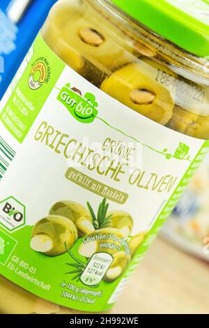 Amburgo, Germania - Secember 5 2021: Gut Bio Grüne Griechische Oliven gefüllt mit Mandeln im Glas - buone olive greche verdi biologiche farcite con l'allmon Foto Stock