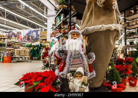 bambola vintage di Babbo Natale con decorazioni e regali Foto Stock