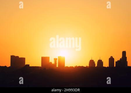 Tramonto dietro gli edifici di istanbul. Creazione di silhouette. Foto Stock