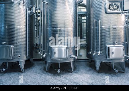 Moderne tini in acciaio inox, interni in cantina Foto Stock