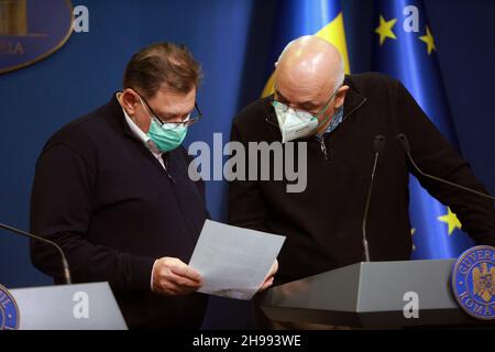 BUCAREST, ROMANIA, 5 dicembre 2021: Il Ministro della Sanità rumeno, Alexandru Rafila e il Capo del Dipartimento di emergenza, Raed Arafat presso un ufficio stampa Foto Stock