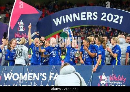 Wembley Stadium, Londra, Regno Unito. 5 dicembre 2021. Finale della fa Cup donne, Arsenal contro Chelsea: I giocatori di Chelsea celebrano la vittoria del credito della fa Cup donne 2021: Action Plus Sports/Alamy Live News Foto Stock