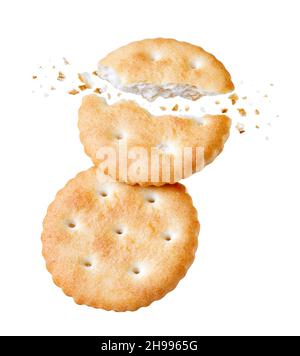 cracker rotti cadenti con briciole isolate su bianco Foto Stock