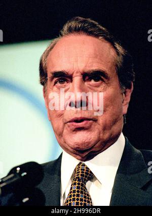 **FOTO DEL FILE** Bob Dole è passato via a 98. Il leader della maggioranza del Senato degli Stati Uniti Bob Dole (repubblicano del Kansas), candidato alla nomina del Partito Repubblicano al Presidente degli Stati Uniti, parla a un raduno a Nashua, New Hampshire il 17 febbraio 1996. Credit: Ron Sachs/CNP /MediaPunch Foto Stock