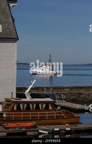 Veloce nave di soccorso che lascia il porto di Alesund in Norvegia Foto Stock
