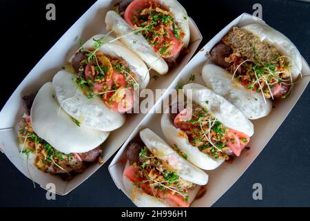Una vista dall'alto di mini hot dog in una piccola scatola di cartone Foto Stock