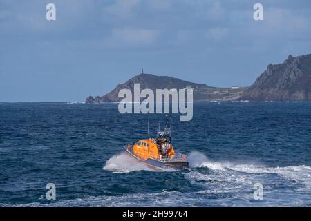 La barca di salvataggio Tamar Class City of London III è stata lanciata dalla sua stazione di casa di Sennen Cove Lifeboat stazione con Cape Cornwall in lontananza. Foto Stock