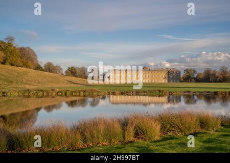 Petworth Park and House si riflette nella luce del tardo autunno con un cielo mozzafiato sopra Foto Stock