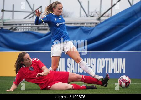 Liverpool, Regno Unito. 05 dicembre 2021. Liverpool, Inghilterra, 5 dicembre Simone Magill (10 Everton) è affrontato durante la partita fa Womens Continental League Cup tra Everton e Durham al Walton Hall Park di Liverpool, Inghilterra Natalie Mincher/SPP Credit: SPP Sport Press Photo. /Alamy Live News Foto Stock