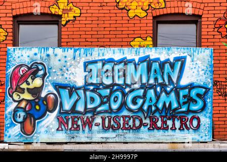 Negozio di videogiochi Iceman nel mercato di Kensington, Toronto, con pittura murale sulla sua facciata parete. Il negozio ha una grande selezione di rari, retrò, vintage, Foto Stock