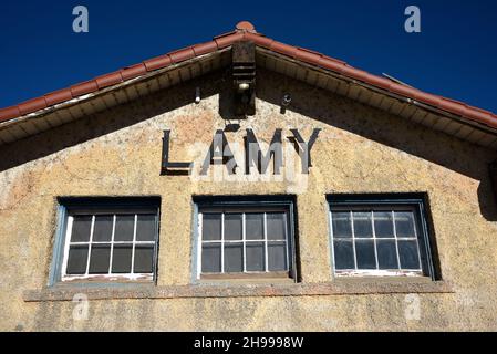 La stazione Lamy di Lamy, New Mexico, è stata costruita nel 1909. La stazione è una fermata giornaliera per il treno Southwest Chief passeggeri operato dalla Amtrak Foto Stock