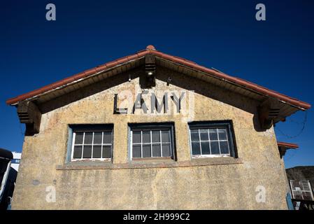 La stazione Lamy di Lamy, New Mexico, è stata costruita nel 1909. La stazione è una fermata giornaliera per il treno Southwest Chief passeggeri operato dalla Amtrak Foto Stock