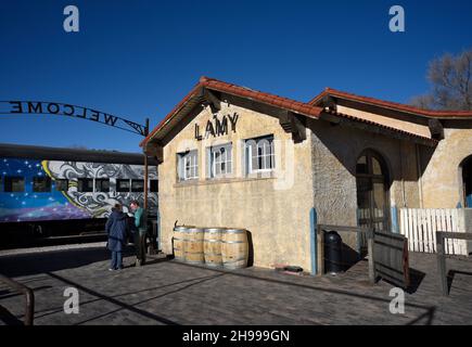 La stazione Lamy di Lamy, New Mexico, è stata costruita nel 1909. La stazione è una fermata giornaliera per il treno Southwest Chief passeggeri operato dalla Amtrak Foto Stock