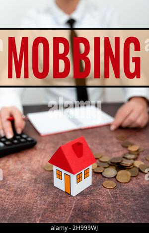 Mobbing del testo della scrittura a mano. Parola scritta su Bulling di individuo specialmente al lavoro abuso emotivo stress nuove rate casa e piani di investimenti Foto Stock