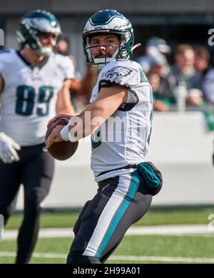 East Rutherford, New Jersey, Stati Uniti. 5 dicembre 2021. Philadelphia Eagles quarterback Gardner Minshew (10) warm up prima di giocare contro i New York Jets al MetLife Stadium a East Rutherford, New Jersey domenica 5 dicembre 2021. Duncan Williams/CSM/Alamy Live News Foto Stock