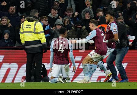 L'Aston Villa's Ezri Konsa festeggia il secondo gol del gioco durante la partita della Premier League a Villa Park, Birmingham. Data foto: Domenica 5 dicembre 2021. Foto Stock