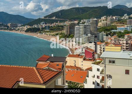 Blick auf Strand und Küste von Becici, Montenegro, Europa | Vedi la costa e la spiaggia di Becici, Montenegro, Europa Foto Stock