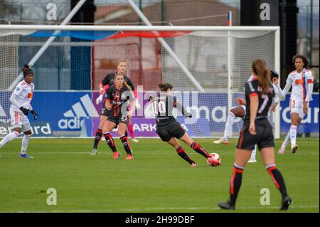 Lea le Garrec (10 FC Fleury 91) prende un tiro al traguardo durante la partita femminile francese D1 Arkema tra Olympique Lyonnais e FC Fleury 91 al Groupama OL Training Center di Lione, Francia. Lyubomir Domozetski/SPP Foto Stock