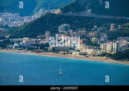 Blick auf Strand und Küste von Becici, Montenegro, Europa | Vedi la costa e la spiaggia di Becici, Montenegro, Europa Foto Stock