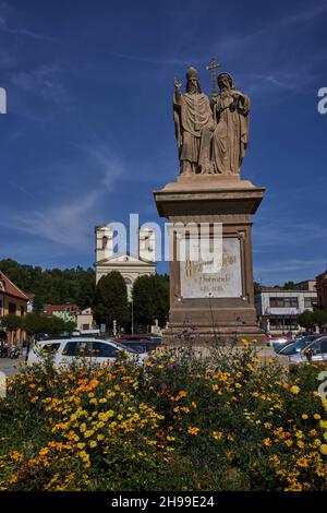 Bucovice, Repubblica Ceca - 10 settembre 2021 - scultura di san Cirillo e Metodio dal 1885, donato qui dal credito dei cittadini locali U. Foto Stock