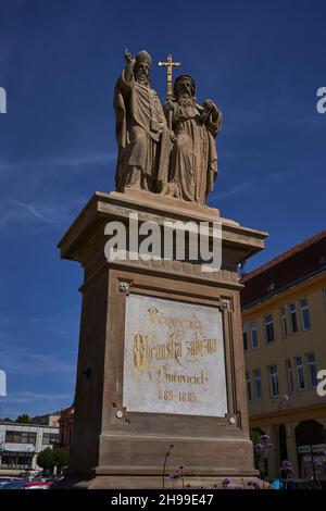 Bucovice, Repubblica Ceca - 10 settembre 2021 - scultura di san Cirillo e Metodio dal 1885, donato qui dal credito dei cittadini locali U. Foto Stock