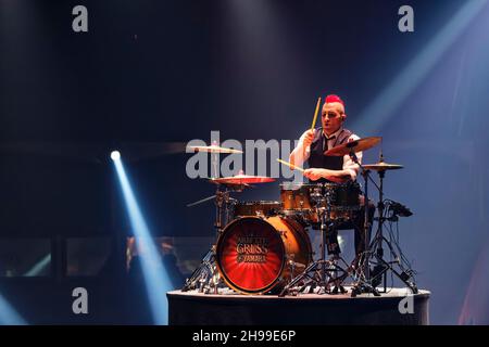 Parigi, Francia. 4 Dic 2021. Il batterista dell'orchestra circense di Arlette Gruss si esibisce durante la mostra EXCENTRIK del Cirque Arlette Gruss a Parigi, Francia. Foto Stock