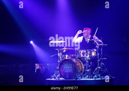 Parigi, Francia. 4 Dic 2021. Il batterista dell'orchestra circense di Arlette Gruss si esibisce durante la mostra EXCENTRIK del Cirque Arlette Gruss a Parigi, Francia. Foto Stock