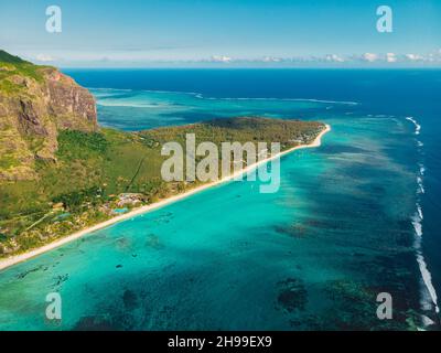 Spiaggia tropicale a Mauritius con oceano turchese. Vista aerea Foto Stock