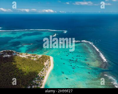 Litorale di Tropical Mauritius con oceano. Vista aerea Foto Stock