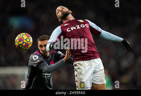 Timothy Castagne di Leicester City (a sinistra) e Douglas Luiz di Aston Villa combattono per la palla durante la partita della Premier League a Villa Park, Birmingham. Data foto: Domenica 5 dicembre 2021. Foto Stock