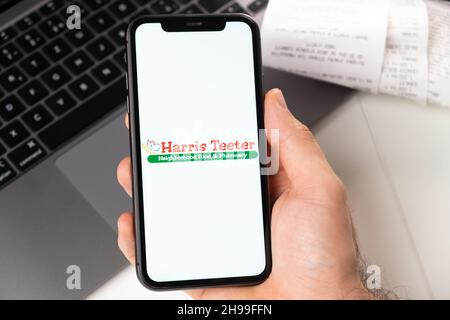 Harris Teeter applicazione mobile di supermercati e catene di alimentari è aperto in uno smartphone. Acquisto di generi alimentari online. Un uomo usa un servizio di consegna di cibo in smartphone app Novembre 2021, San Francisco, USA Foto Stock