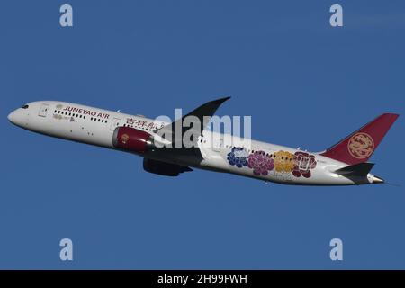 BABBO NATALE AIUTANTI - JUNEYAO AIR BOEING 787-9 - PPE E MERCI DI NATALE AIRFREIGHTED IN EUROPA DALLA CINA. Foto Stock