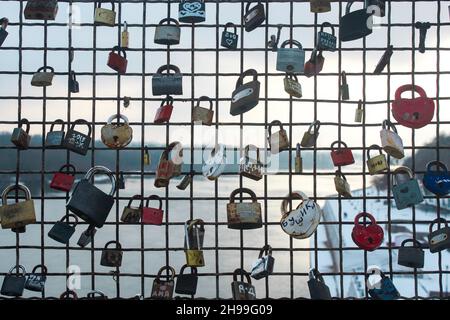 Amore serrature sul ponte. Tradizioni di nozze Foto Stock